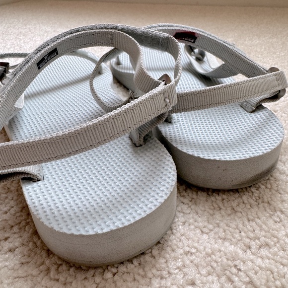 PRICE FIRM Teva • Original Universal Skinny Strap Sandals • 7 - Picture 2 of 3